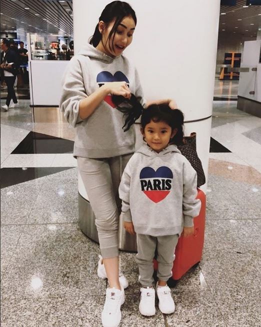 10 Fashion Ayu Ting Ting di luar panggung, jauh dari kesan seksi