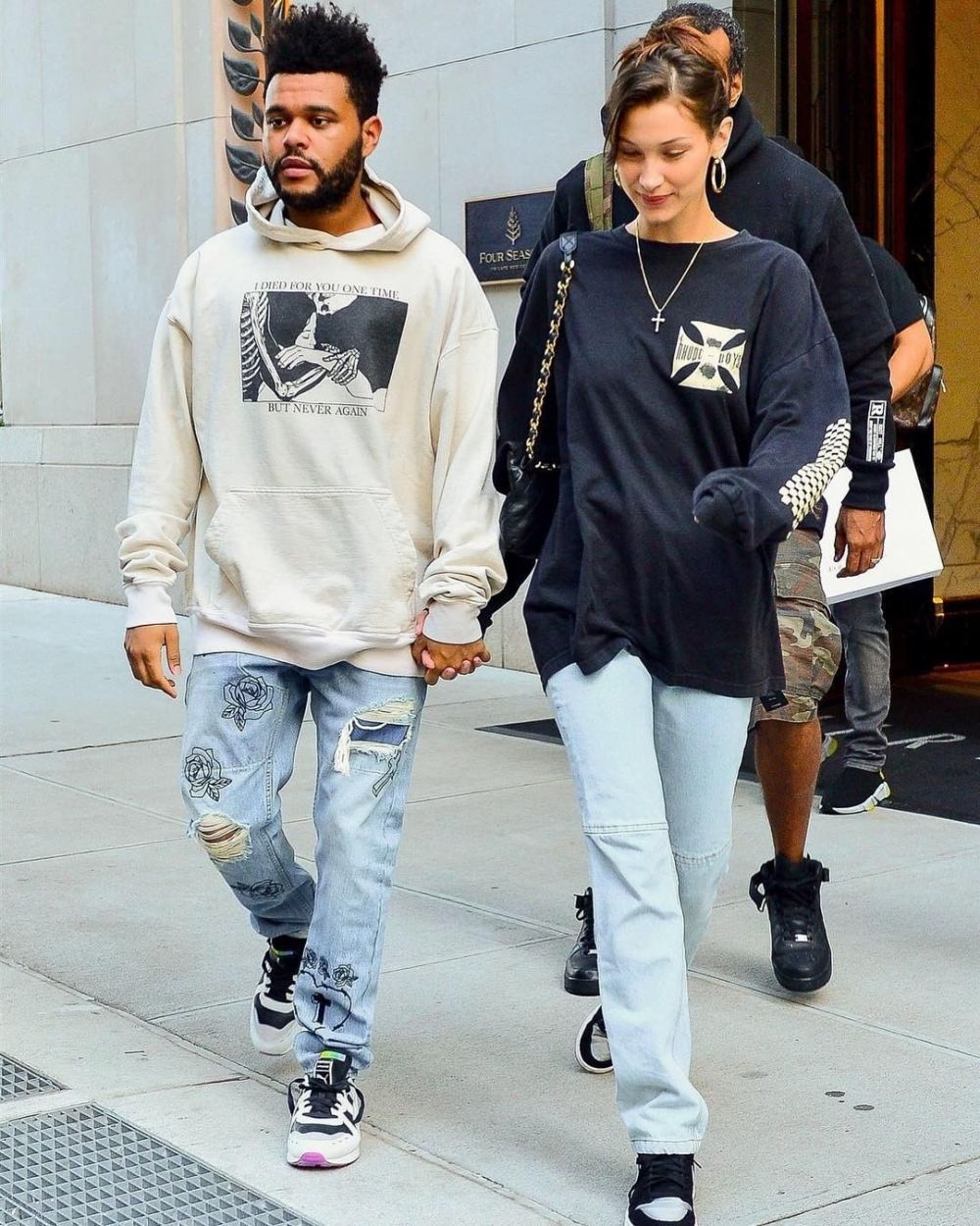 15 Potret mesra Bella Hadid & The Weeknd, pasangan putus sambung
