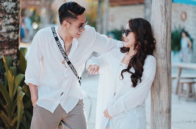 12 Momen romantis Siti Badriah bareng pacar, bikin baper