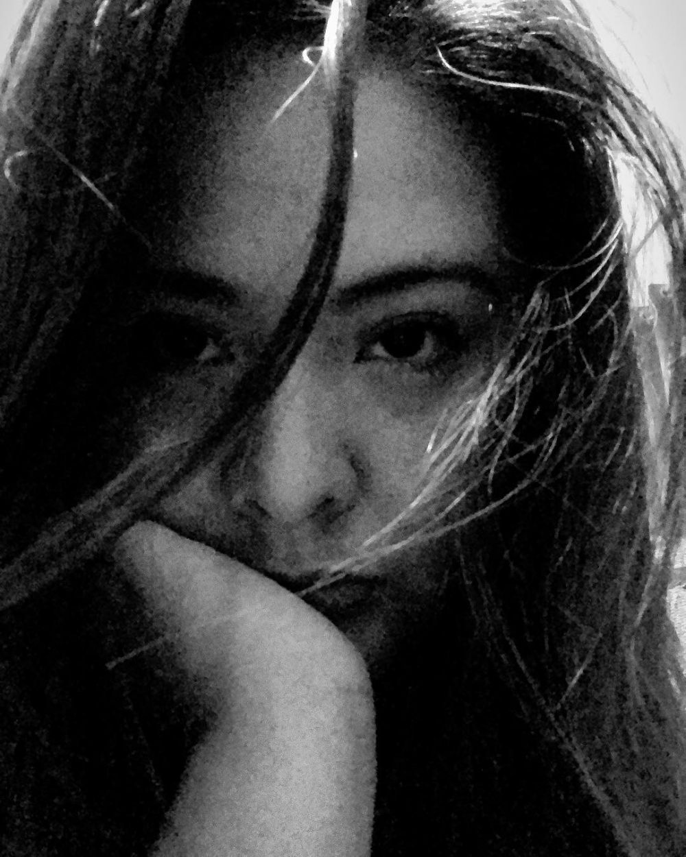 Biasa tampil rapi, 10 postingan Audy Item nggak sisiran tetap memesona