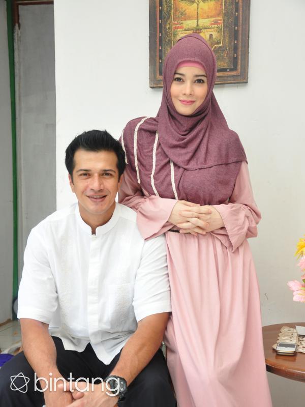 7 Seleb hijrah bareng pasangan, suami-istri kompak dalami agama