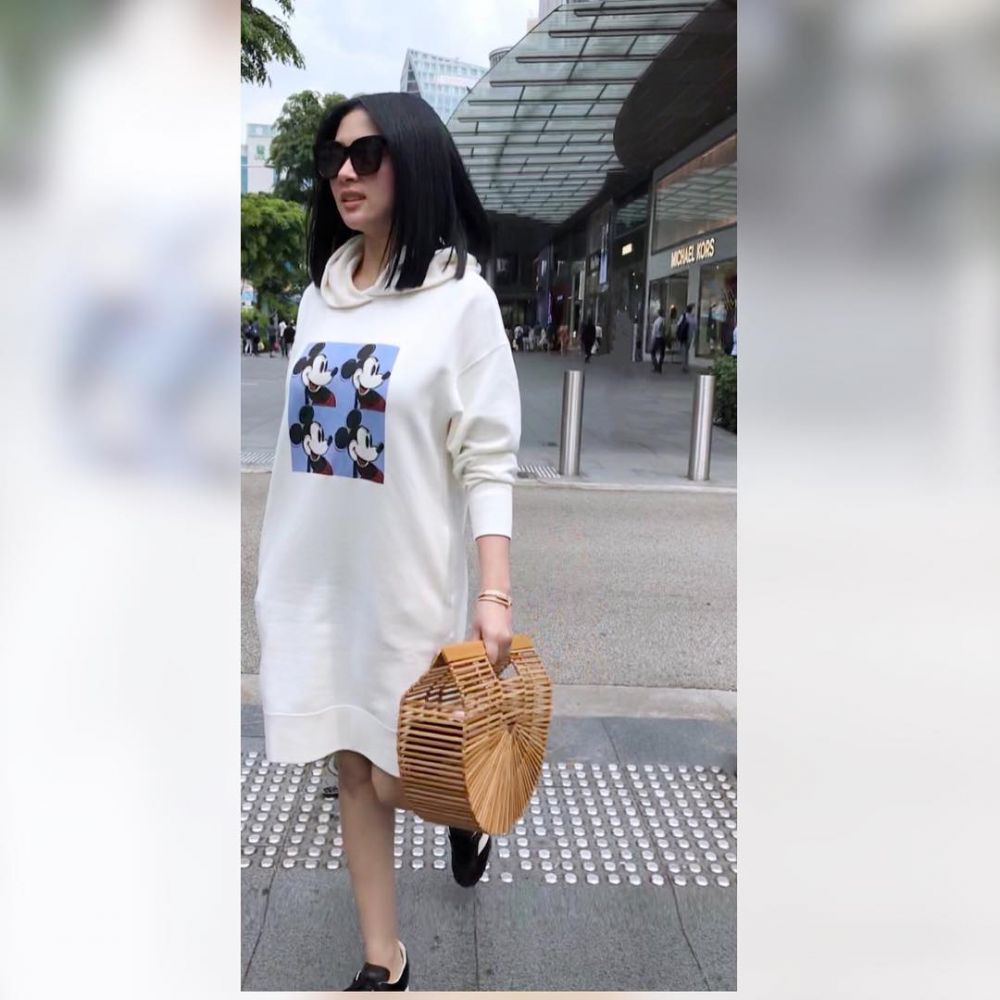 15 Gaya kasual Syahrini ini simpel abis, cuma pakai kaus