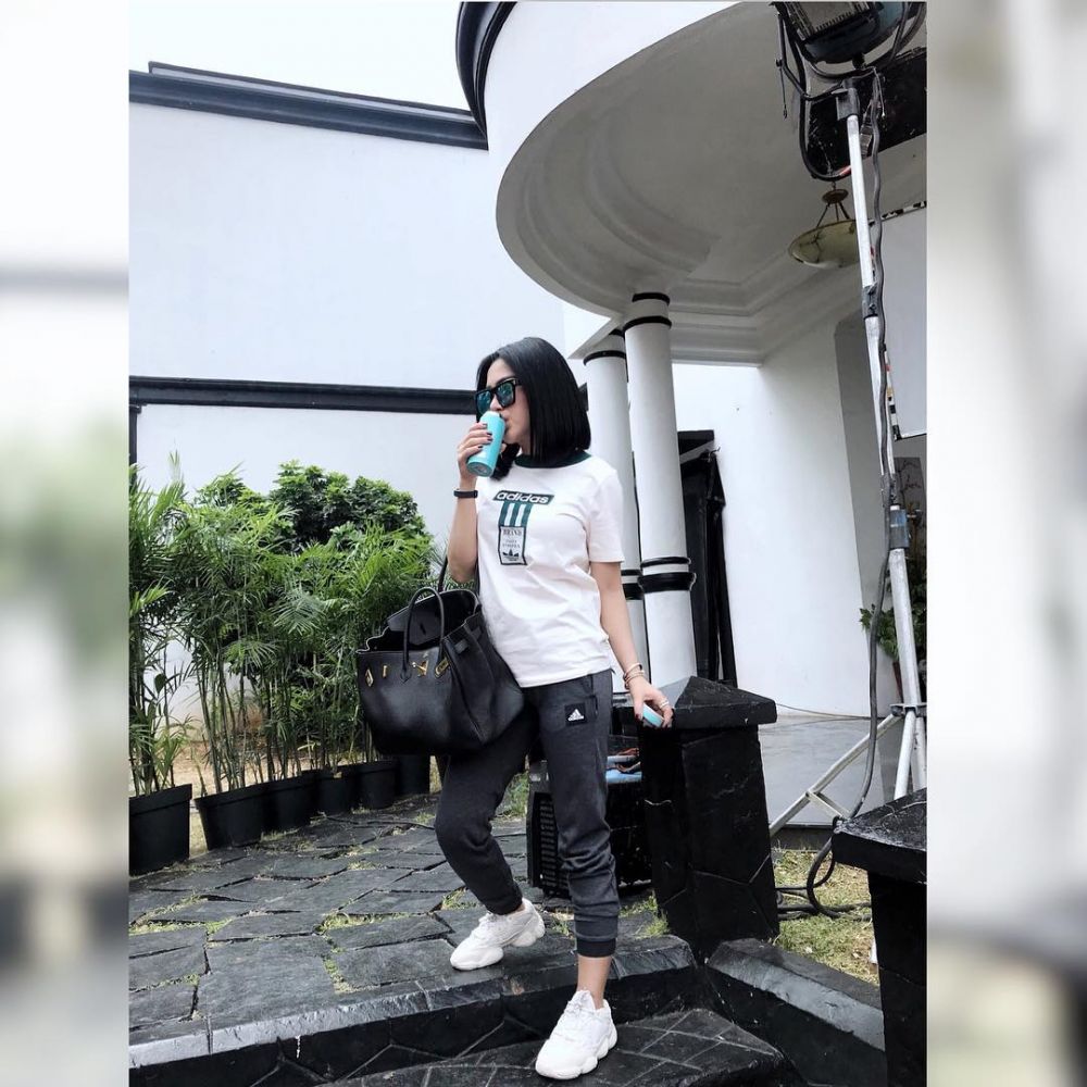 15 Gaya kasual Syahrini ini simpel abis, cuma pakai kaus