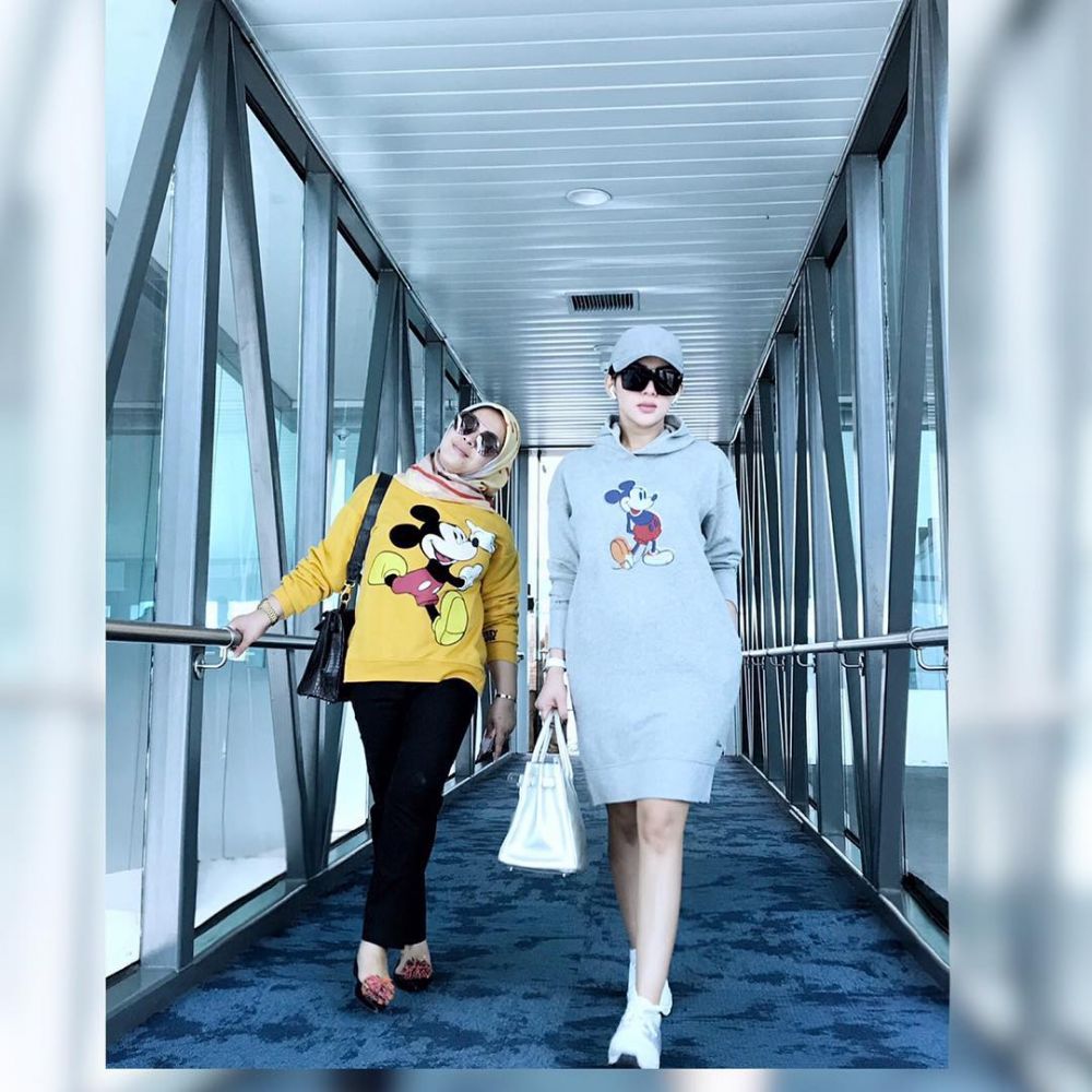 15 Gaya kasual Syahrini ini simpel abis, cuma pakai kaus