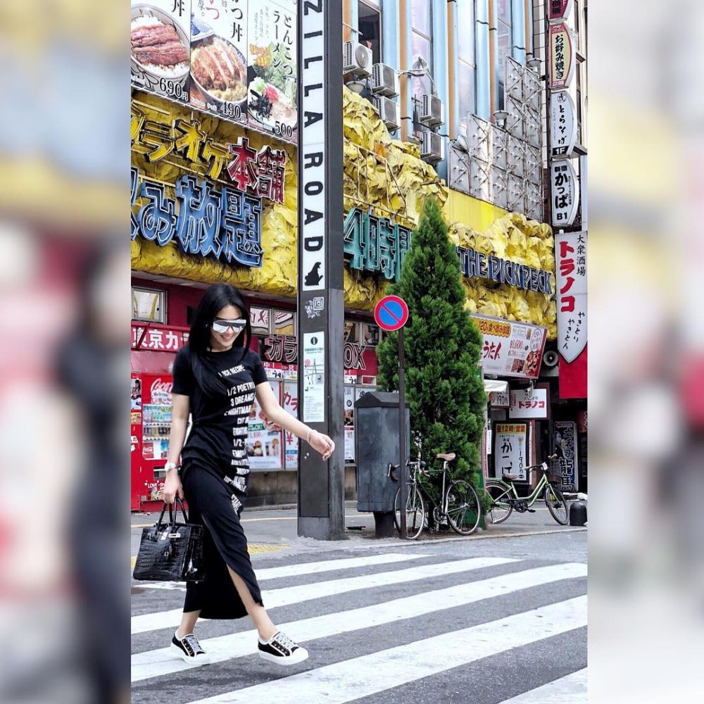 15 Gaya kasual Syahrini ini simpel abis, cuma pakai kaus