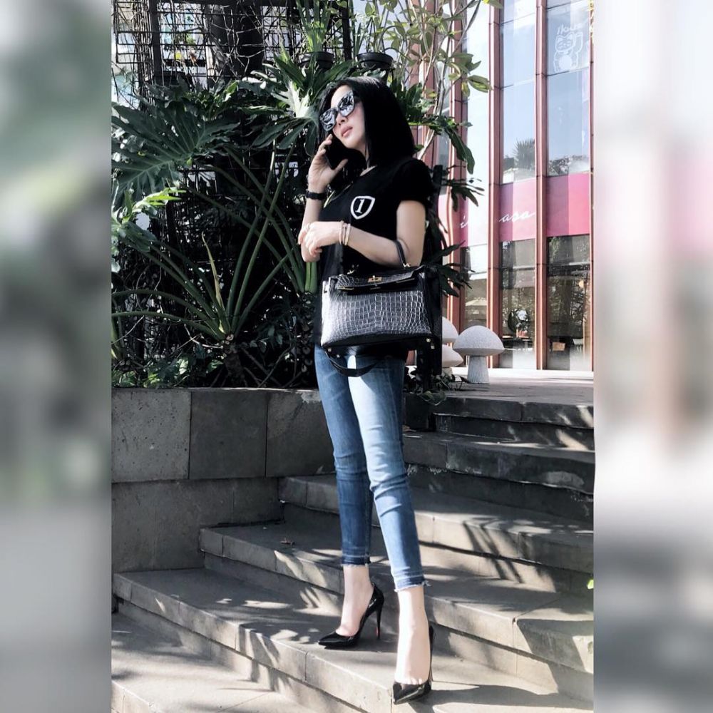 15 Gaya kasual Syahrini ini simpel abis, cuma pakai kaus