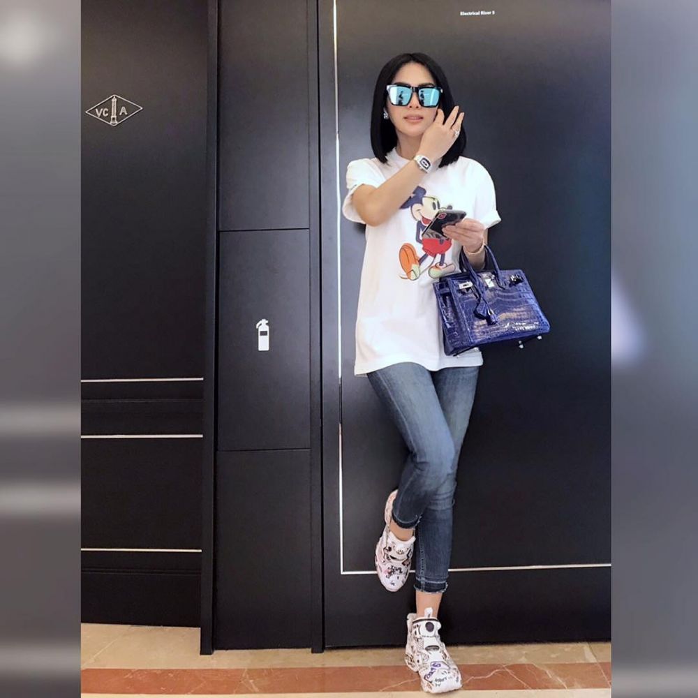 15 Gaya kasual Syahrini ini simpel abis, cuma pakai kaus