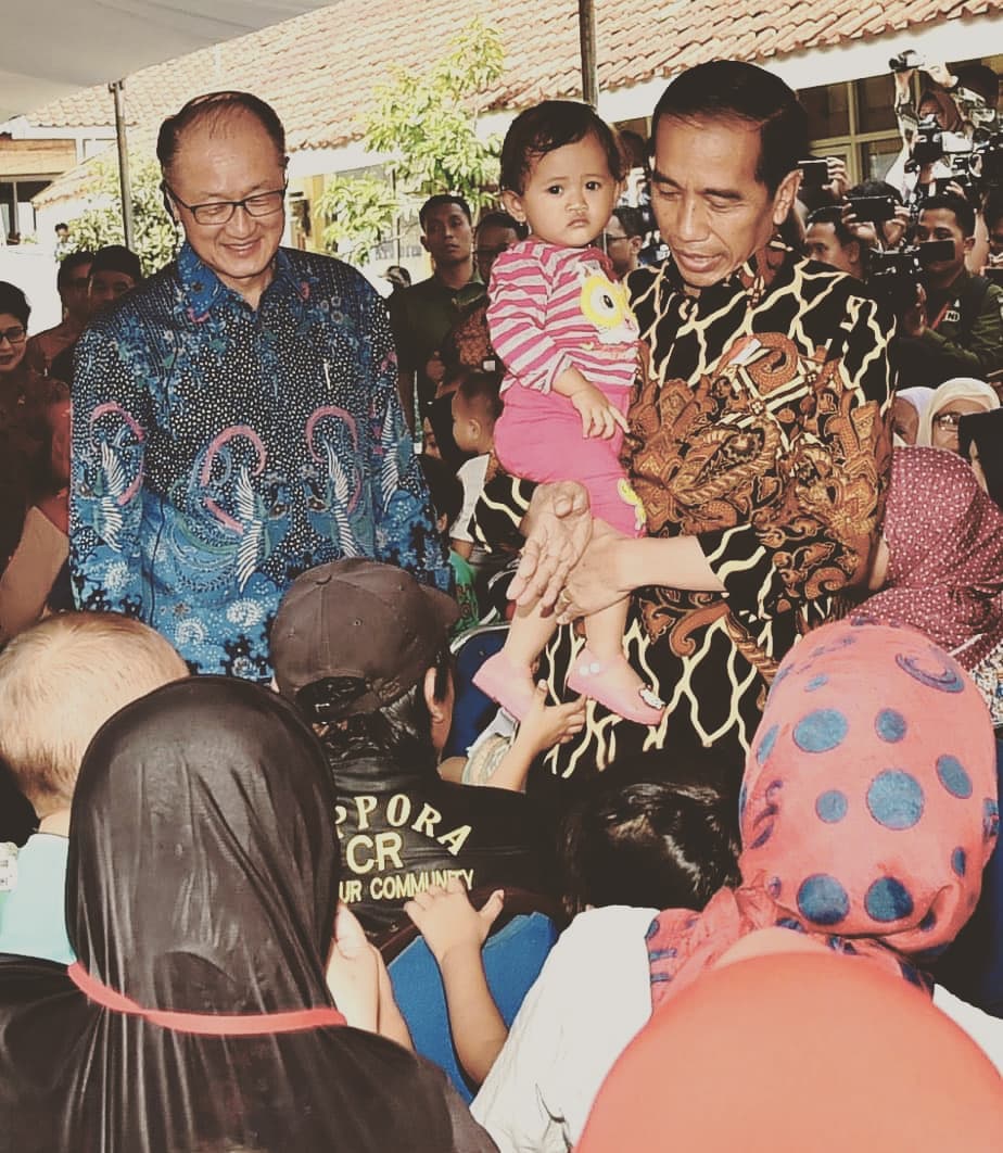 10 Momen Jokowi akrab dengan anak kecil, kerap digendongnya