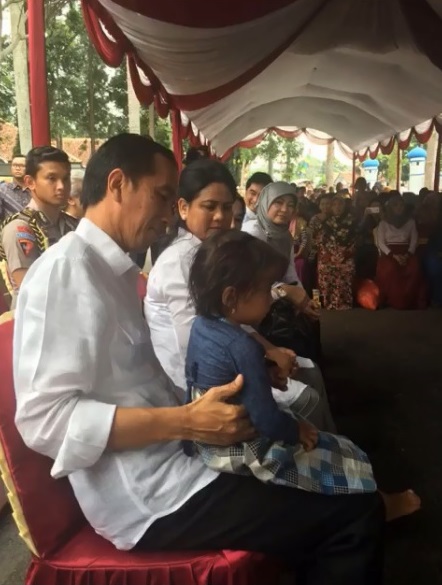 10 Momen Jokowi akrab dengan anak kecil, kerap digendongnya