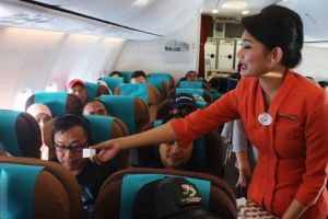 Penumpang protes posisi duduk, respons pramugarinya kocak
