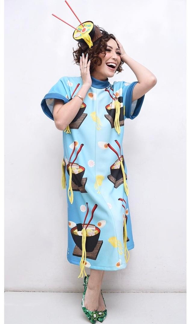 10 Gaya busana nyentrik Ayu Dewi, bikin gagal fokus