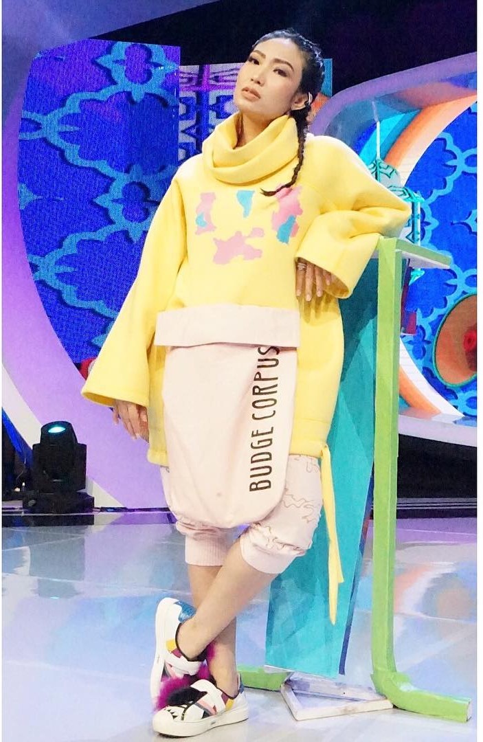 10 Gaya busana nyentrik Ayu Dewi, bikin gagal fokus