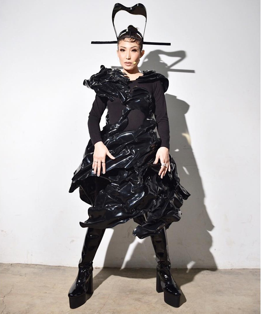 10 Gaya busana nyentrik Ayu Dewi, bikin gagal fokus