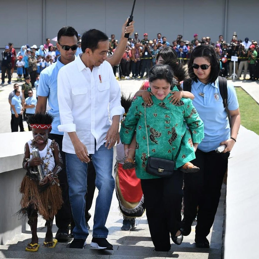 Momen Iriana Jokowi gendong bocah Papua naiki 105 anak tangga
