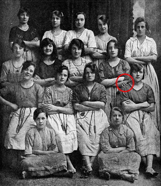 Penampakan hantu di foto era 1900-an ini nakutin, kamu bisa temukan?