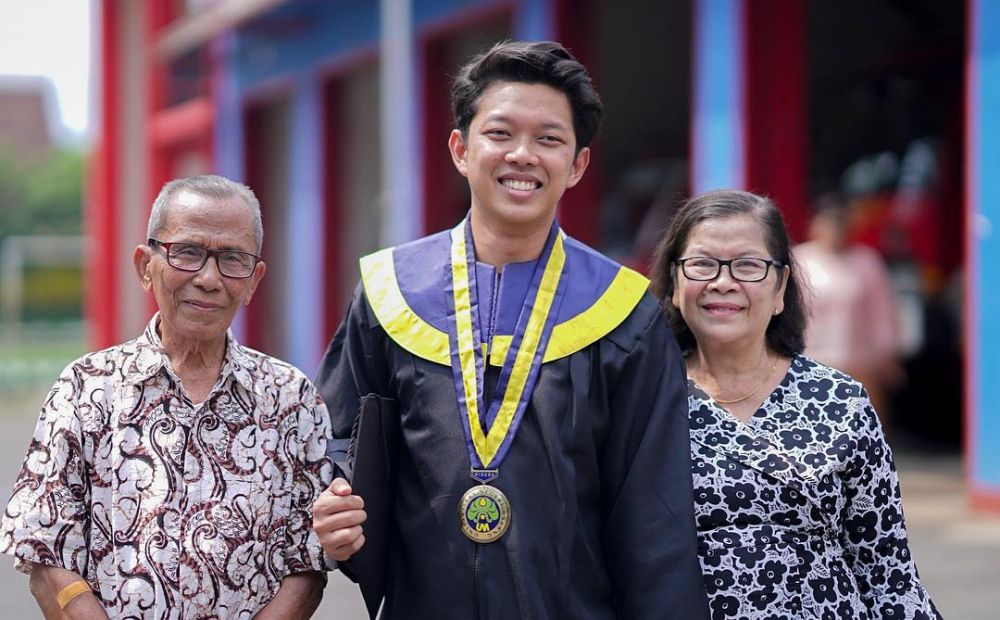 7 Tahun lebih kuliah, Bayu Skak lulus & pidato makna 'Yowis Ben'