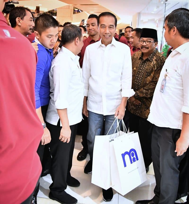 10 Momen Jokowi belanja untuk Jan Ethes & Sedah Mirah di Surabaya