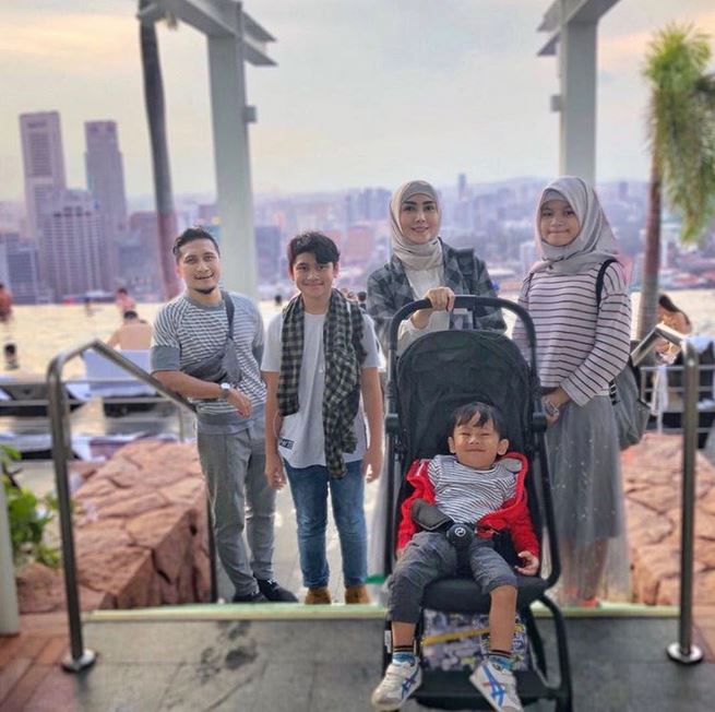 15 Potret Arie Untung & Fenita Arie usai hijrah, bikin hati adem