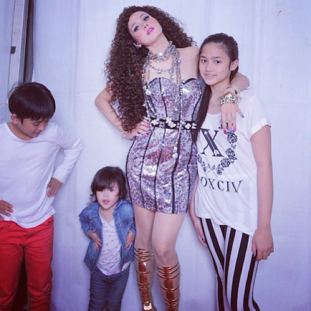 10 Potret kompak Mulan Jameela & putri sulungnya, bak kakak adik 