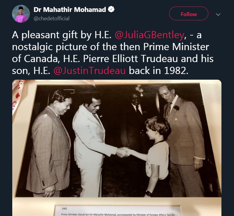 Bocah yang salaman dengan Mahathir Mohammad ini kini Perdana Menteri
