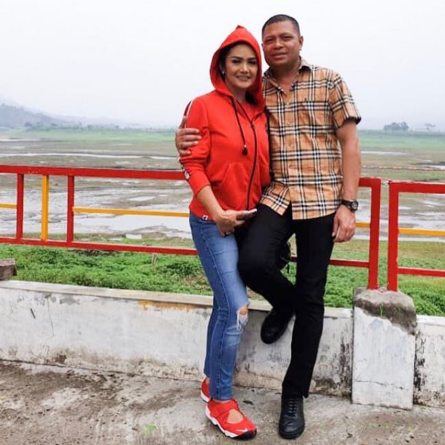 Biasa glamor, ini 10 gaya Krisdayanti saat pakai baju kasual