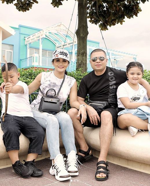 Biasa glamor, ini 10 gaya Krisdayanti saat pakai baju kasual