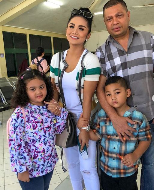 Biasa glamor, ini 10 gaya Krisdayanti saat pakai baju kasual