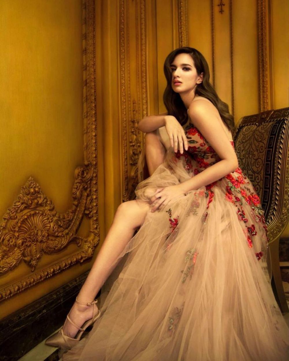 10 Gaya Nia Ramadhani kenakan busana belahan tinggi, pamer paha