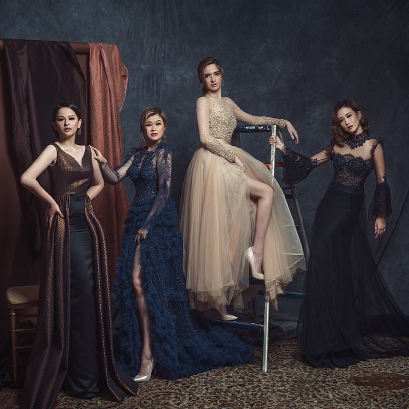 10 Gaya Nia Ramadhani kenakan busana belahan tinggi, pamer paha