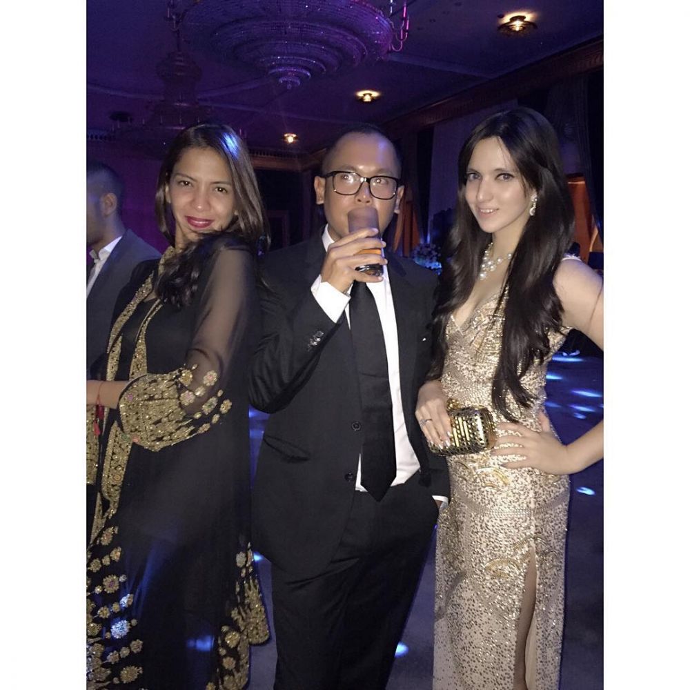 10 Gaya Nia Ramadhani kenakan busana belahan tinggi, pamer paha