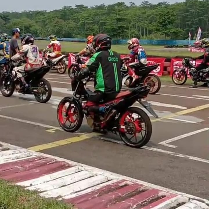 12 Foto lucu kelakuan driver ojek online kalau lagi nggak ngojek