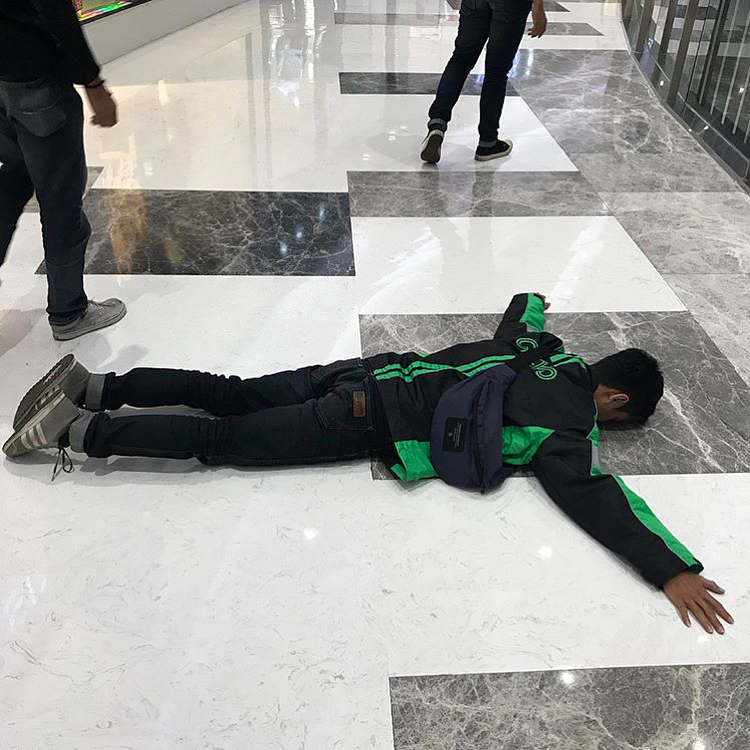 12 Foto lucu kelakuan driver ojek online kalau lagi nggak ngojek