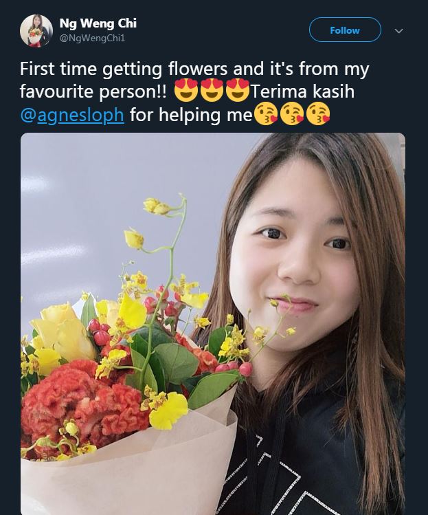 Pebulutangkis Macau ini dapat bunga dari Kevin Sanjaya, so sweet