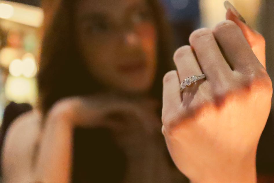 7 Seleb cantik ini dilamar kekasih tepat di hari ulang tahunnya