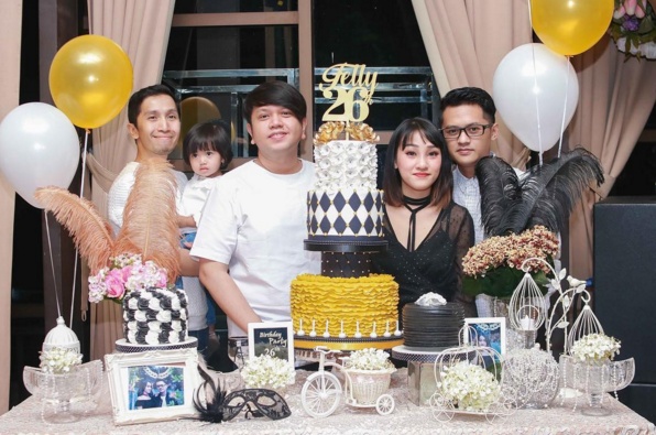 7 Seleb cantik ini dilamar kekasih tepat di hari ulang tahunnya