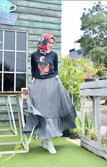 10 Gaya busana Angel Lelga dalam balutan hijab, modis banget
