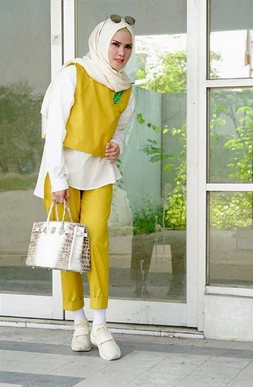 10 Gaya busana Angel Lelga dalam balutan hijab, modis banget
