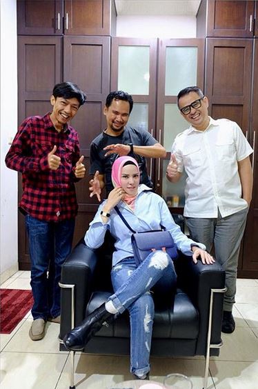 10 Gaya busana Angel Lelga dalam balutan hijab, modis banget