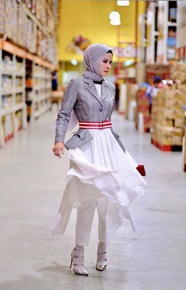 10 Gaya busana Angel Lelga dalam balutan hijab, modis banget