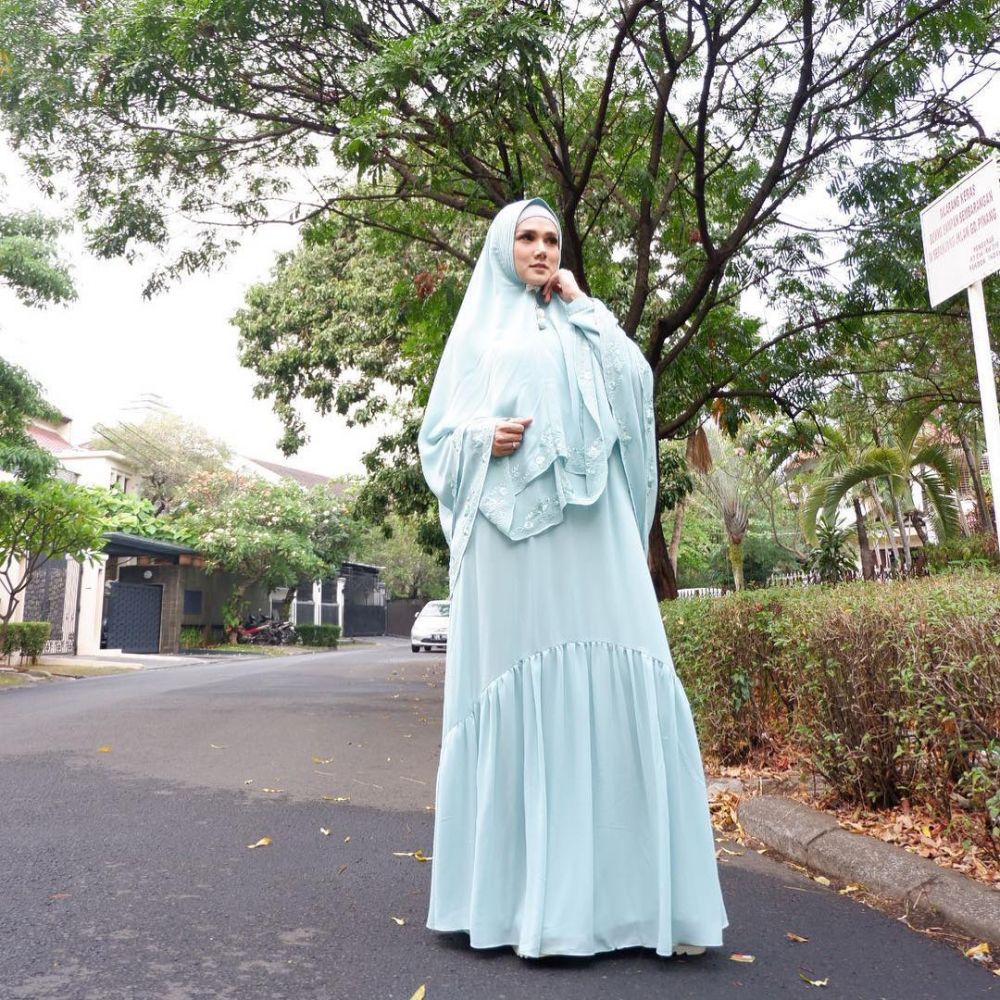 10 Inspirasi gaya hijab syar'i Mulan Jameela ini bisa kamu tiru