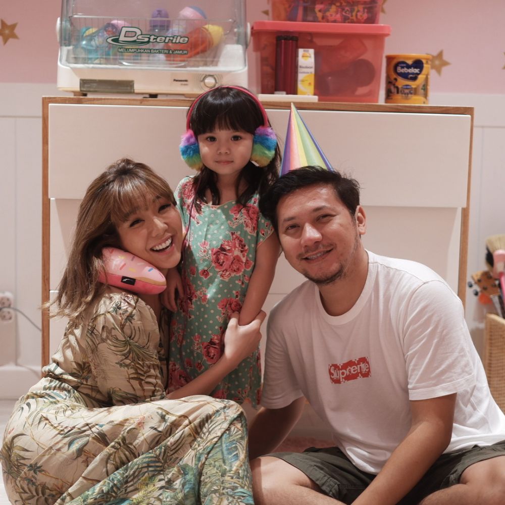 10 Foto kebersamaan Gisel & Gading momong Gempi, harmonis banget