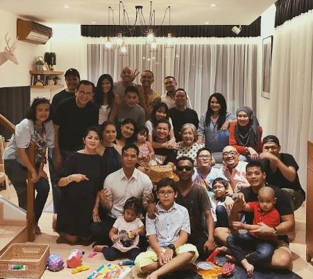 10 Potret perayaan momen penting keluarga Gading dan Gisel