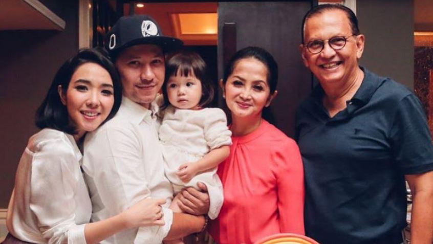 10 Potret perayaan momen penting keluarga Gading dan Gisel