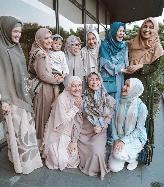 13 Potret Irish Bella saat berhijab, pesonanya kian terpancar