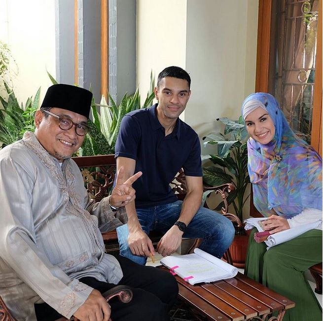 13 Potret Irish Bella saat berhijab, pesonanya kian terpancar