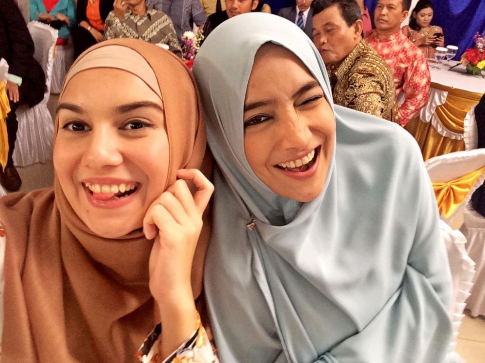 13 Potret Irish Bella saat berhijab, pesonanya kian terpancar