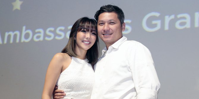 5 Pasangan seleb kerap pamer kemesraan namun berujung cerai