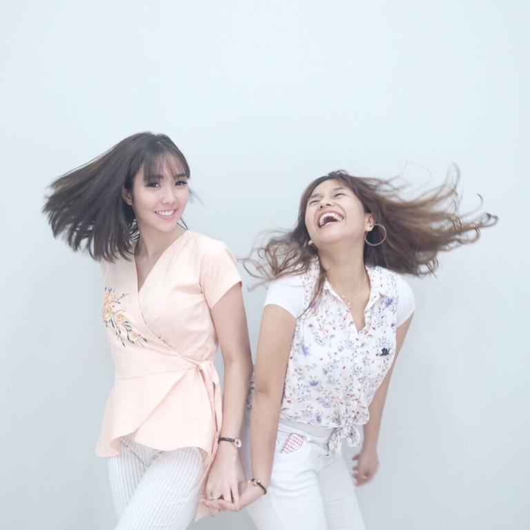 12 Potret persahabatan Gisel & Sri Devi, kisahya jadi sorotan