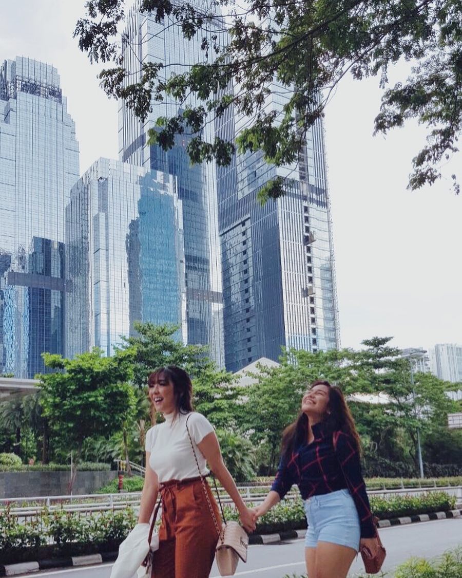 12 Potret persahabatan Gisel & Sri Devi, kisahya jadi sorotan