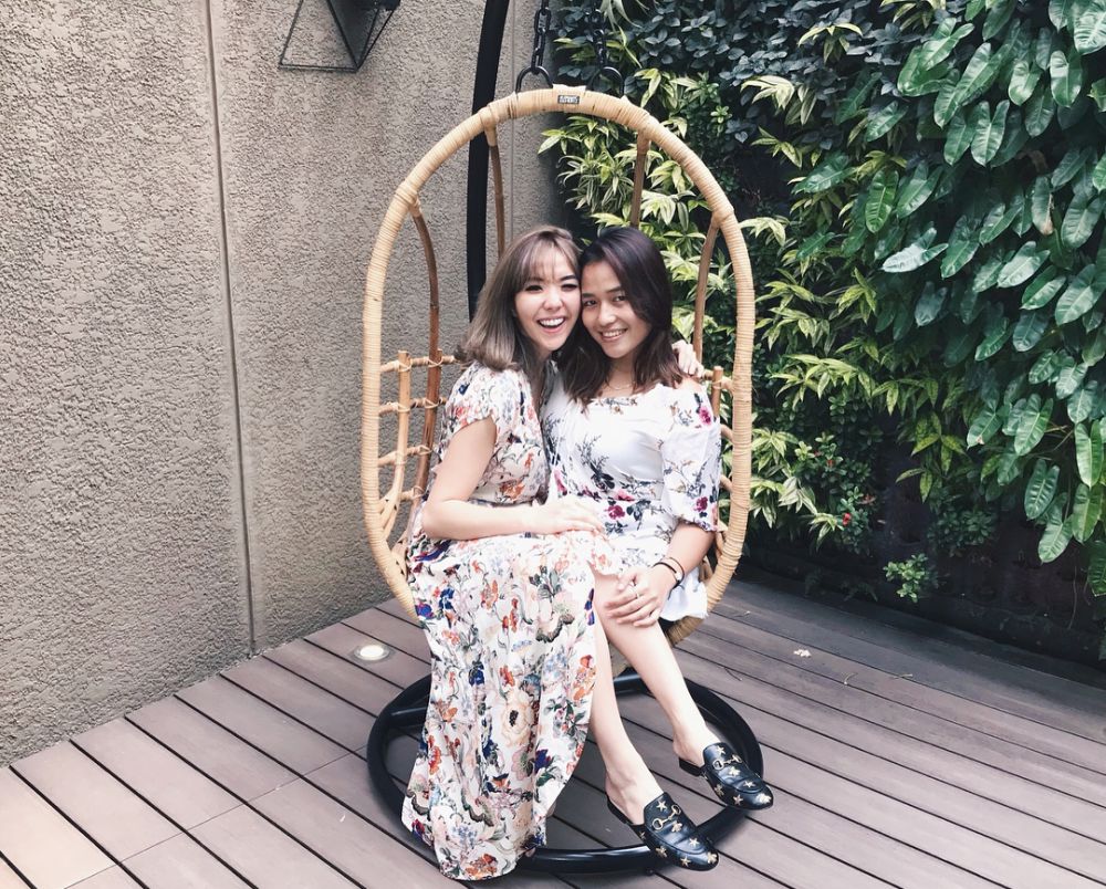 12 Potret persahabatan Gisel & Sri Devi, kisahya jadi sorotan